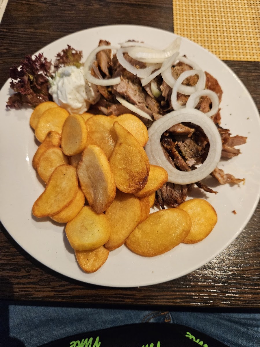 Gyrosteller mit Bratkartoffeln, roten Zwiebeln und Tzatziki bei der Gaststätte Frühlingsau