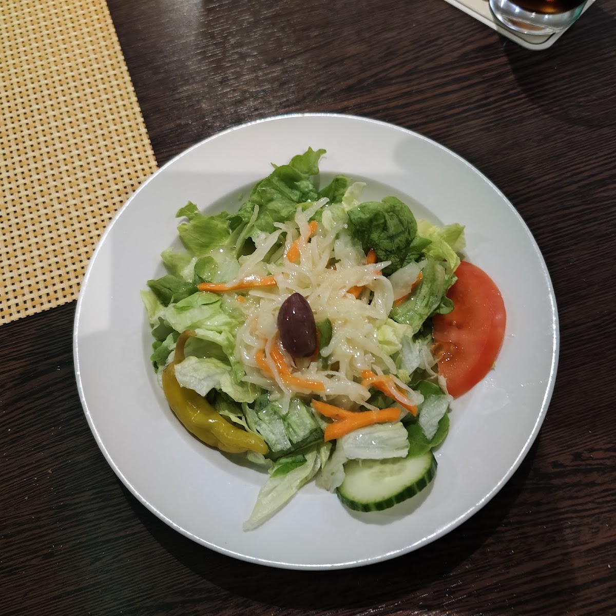 Frischer griechischer Salat mit Oliven, Tomaten, Gurke und Peperoni